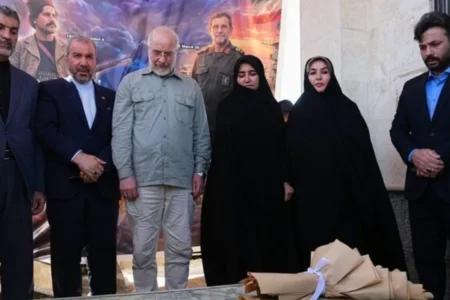 ادای احترام قالیباف به سردار مقاومت ملی رئیسعلی دلواری در نجف اشرف