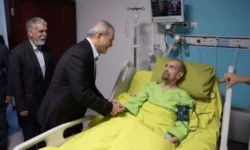پزشکیان در آستانه روز شعر و ادب فارسی به عیادت موسوی گرمارودی رفت