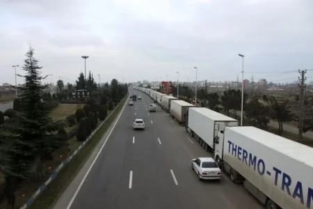 کاهش ۸ روزه زمان ایستایی کامیون‌ها در مرز بازرگان
