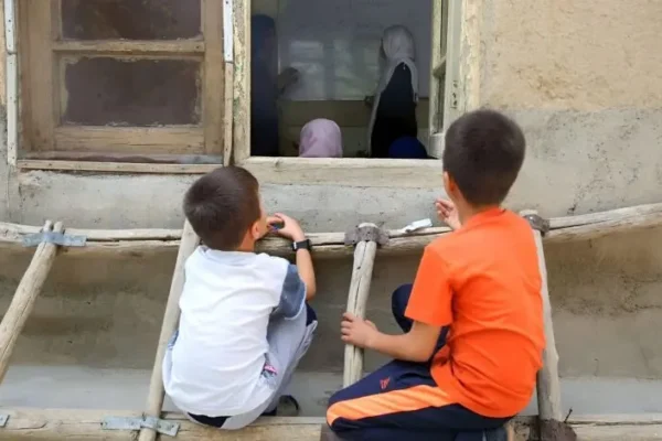 ۲ میلیون تومان به تنهایی کافی نیست؛ موانع تحصیل کودکان را برطرف کنید