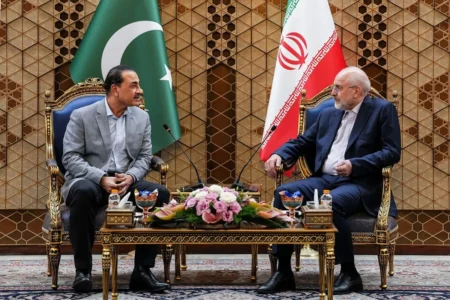 قالیباف در دیدار فرمانده ارتش پاکستان: تهدیدات نظامی تصمیمات راهبردی ایران را تغییر نمی‌دهد